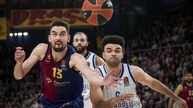 Satoransky pelea por llevarse un balón con Elijah Bryant.