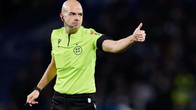 González Fuertes arbitrando un partido de La Liga.