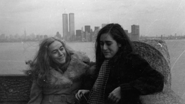 Carmen Martín Gaite y su hija frente a Manhattan en el viaje que hace Marta a Nueva York para visitar a su madre (1980). Foto: Archivo Carmen Martín Gaite / Biblioteca de Castilla y León