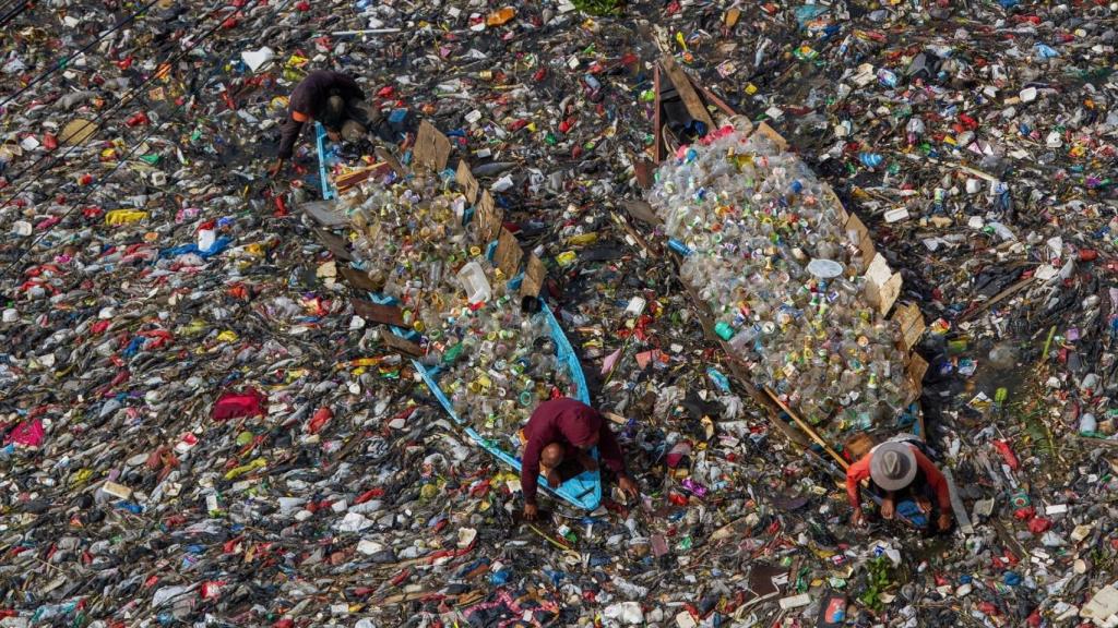 Residentes recogiendo basura del río Citarum en indonesia.