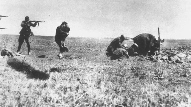 Miembros de los 'Einsatzgruppen' fusilan a varios judíos en Ucrania.