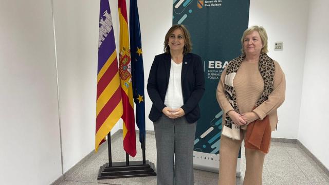 La 'conselllera' Antònia Maria Estarellas y la directora de EBAP, Violeta Rodríguez.