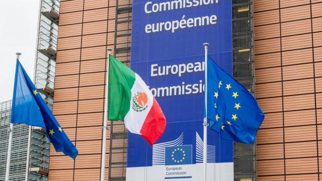 Las banderas de la UE y México ondean en la sede de la Comisión Europea en Bruselas