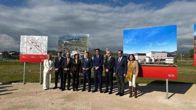 Las autoridades y directivos del IMEC este viernes junto a una de las parcelas donde irá el centro.