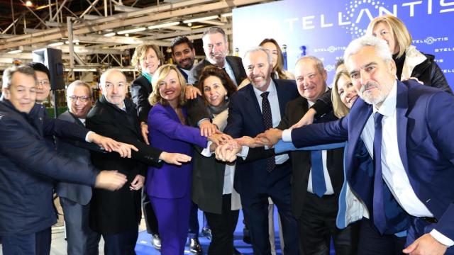 Hereu (Industria), Alegría (Educación) y Azcon (Aragón) celebran junto a directivos de Stellantis el inicio de las obras de la gigafactoría de Figueruelas.