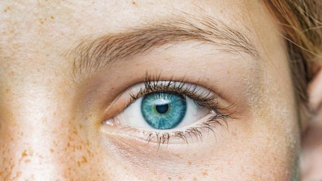 Mirada de mujer sin ojeras.