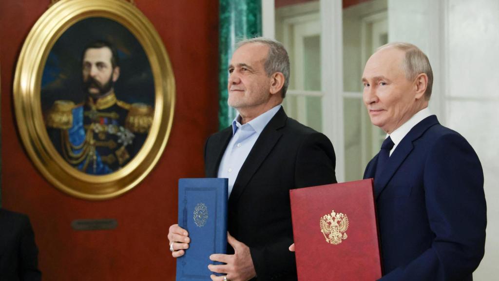 El presidente ruso, Vladimir Putin, y y su homólogo iraní, Masud Pezeshkian, en la ceremonia para firmar el Acuerdo de Asociación Estratégica Integral entre ambos países, este viernes en el Kremlin.