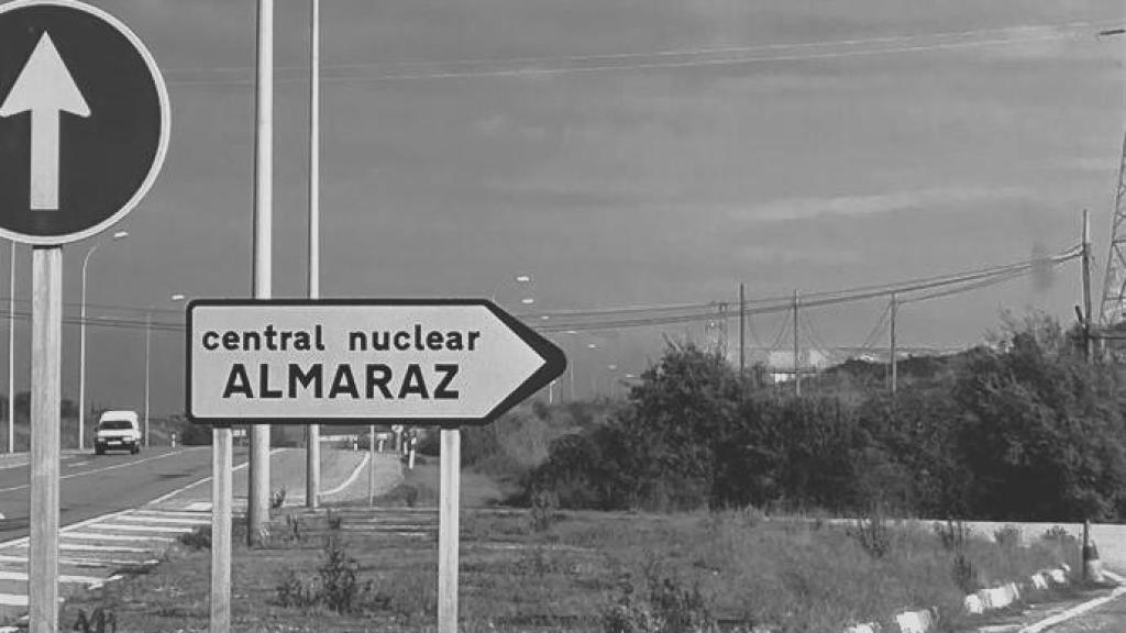 Señal hacia la central nuclear de Almaraz.