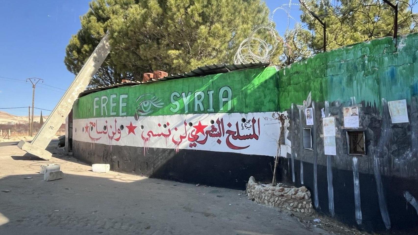 La entrada al recinto de la cárcel de Sednaya, tras su liberación, decorada con el lema 'Viva Siria libre'.