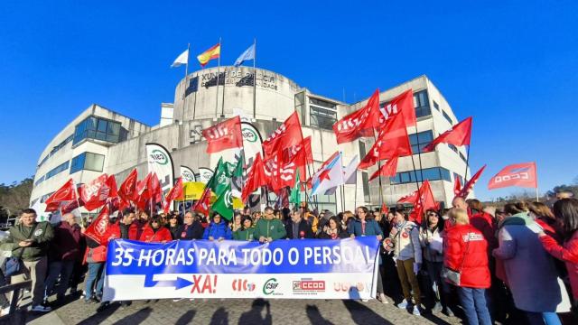 Protesta de los sindicatos CIG, CSIF, CCOO y UGT ante la Consellería de Sanidade, en Santiago.