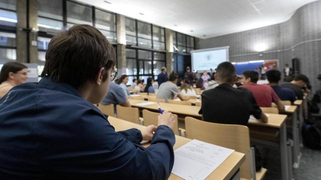 Un grupo de estudiantes en un examen.