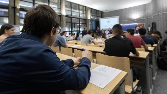 Un grupo de estudiantes en un examen.