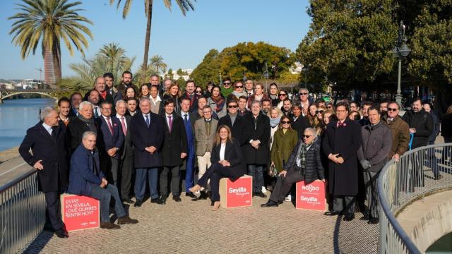 Foto de familia de la presentación del stand de Sevilla en Fitur.