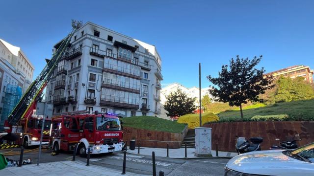 Los bomberos en el edificio incendiado este viernes en Santander.