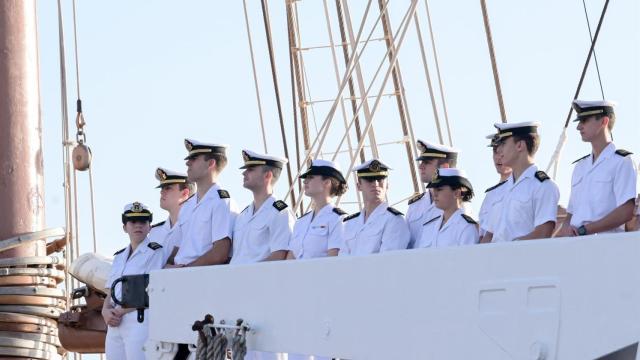 La Princesa Leonor posa junto a sus compañeros guardamarinas a bordo del buque Juan Sebastián Elcano durante una escala en Tenerife