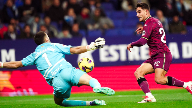 El jugador del Real Valladolid Lucas Rosa en su ocasión fallada ante el guardameta perico Joan García