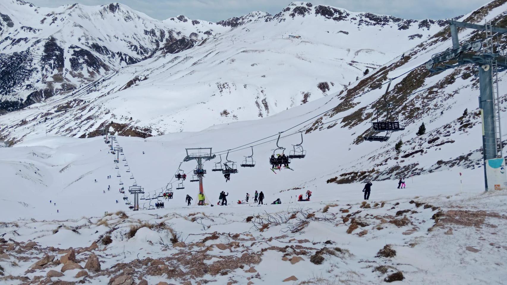 Decenas de heridos graves tras caerse un telesilla de la estación de esquí de Astún, en Huesca