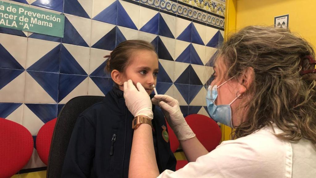 Gloria, de 7 años, vacunándose de la gripe poro vía intranasal