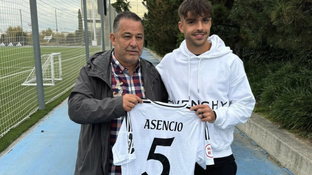 Raúl Asencio, derecha, junto al reclutador Sixto Alfonso