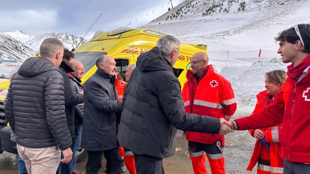 El presidente del Gobierno de Aragón, Jorge Azcón, y el delegado del Gobierno, Fernando Beltrán, en Astún