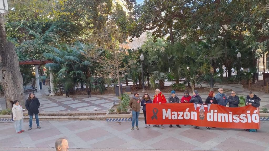 Miniprotesta de La Cívica-Escola Valenciana contra Mazón en Alicante.