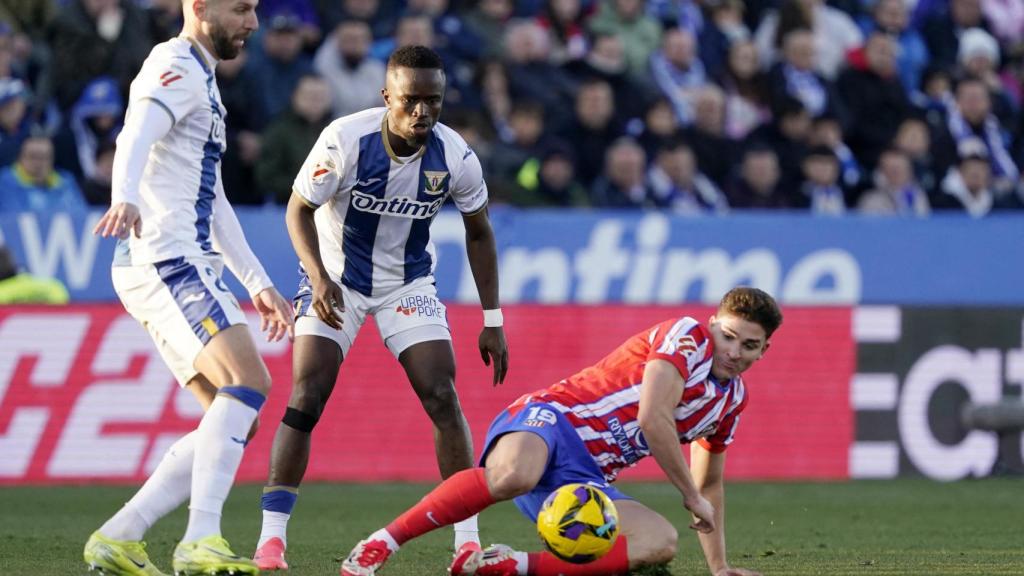 Julián Álvarez intenta recuperar un rodado.