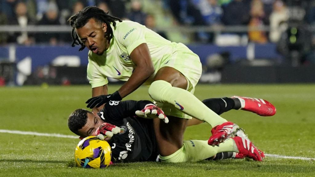 David Soria no ataja el balón tras el remate de Koundé.