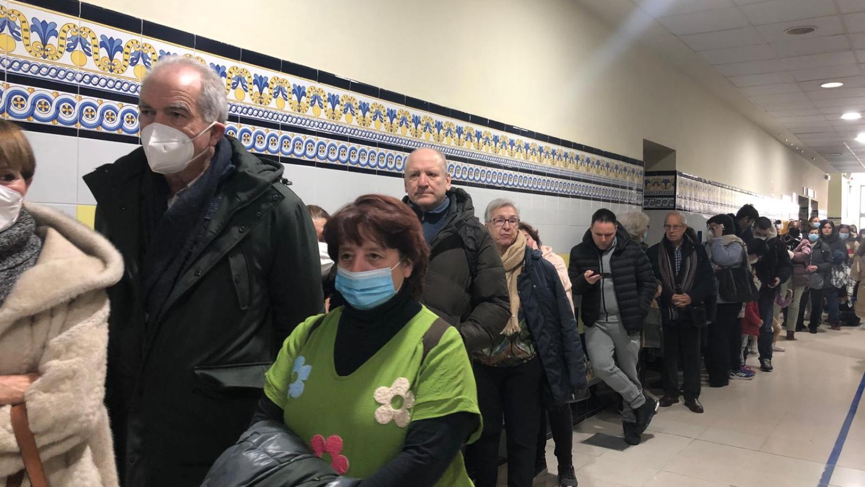 Filas de más de una hora para vacunarse de la gripe en Zaragoza: "Aprovechamos y nos vacunamos toda la familia"