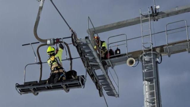 Los bomberos de la DPH en el rescate de heridos en la estación de esquí de Astún.