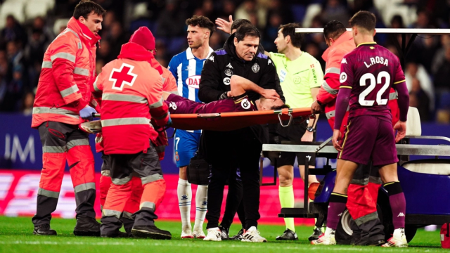 El atacante del Real Valladolid Raúl Moro se echa la mano a la cara tras ser sacado en camilla del terreno de juego después de su lesión en el partido de este viernes contra el RCD Espanyol