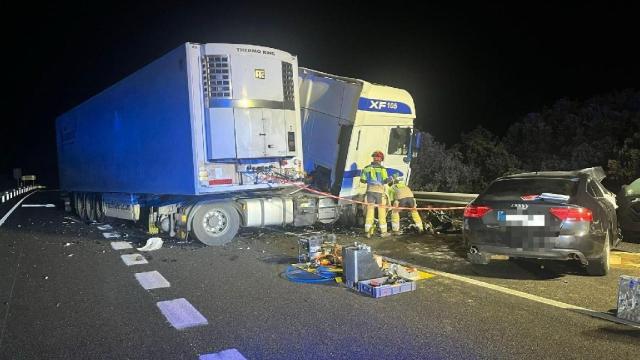 El camión y el vehículo implicados en el accidente de este sábado en la provincia de Soria