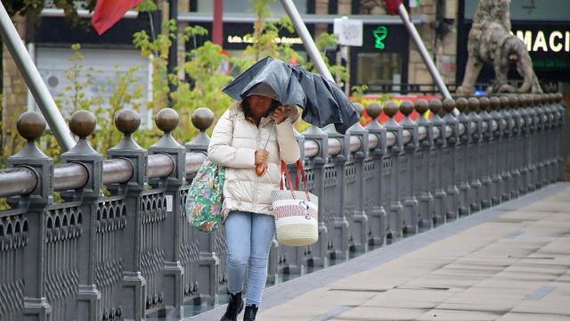 Un día de lluvia y fuertes vientos en León