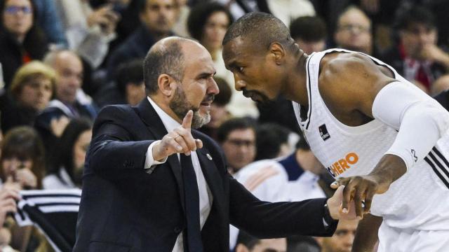 Chus Mateo habla con Serge Ibaka en un partido del Real Madrid de baloncesto