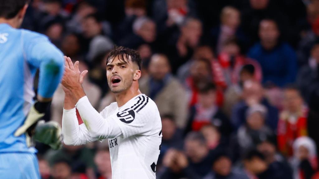 Raúl Asencio, en un partido con el primer equipo del Real Madrid