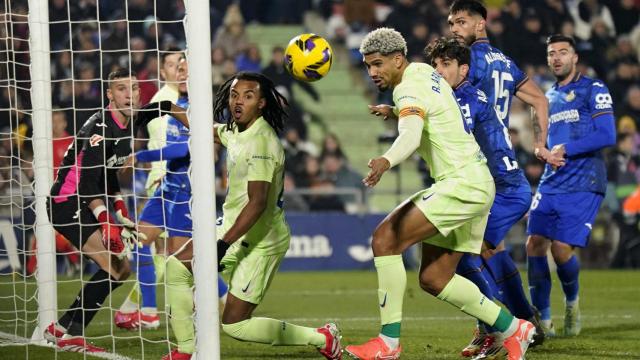 Koundé y Araujo no logran rematar el balón en el área pequeña.