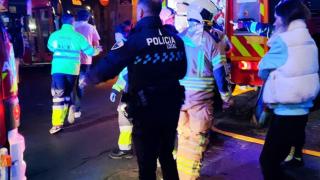 Bomberos, policías y sanitarios trabajando en la zona y evacuando al afectado.
