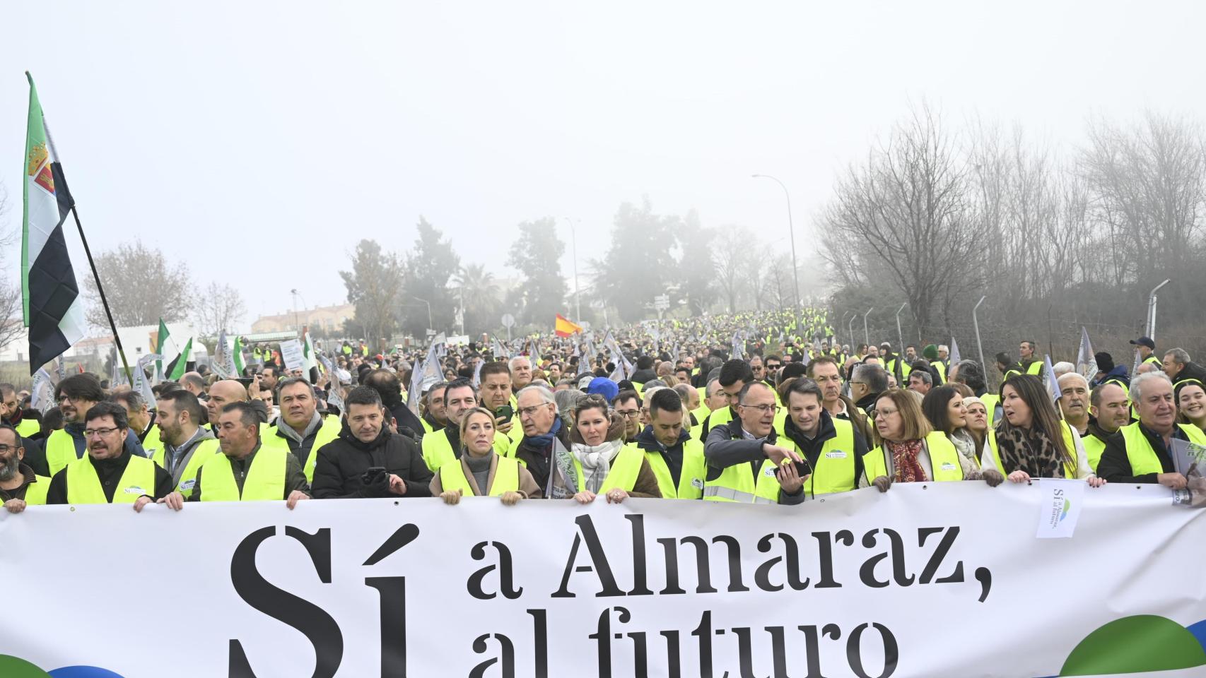 Miles de personas reivindican la central nuclear de Almaraz como "motor de vida y progreso" y piden que no se cierre