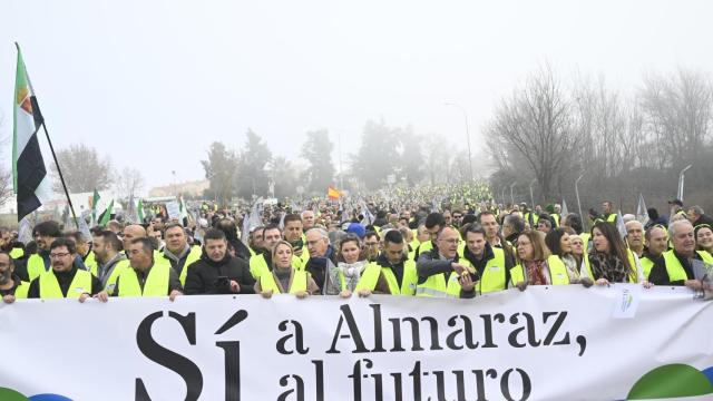 Manifestantes marchan desde la Plaza del Ayuntamiento de Almaraz hasta las puertas de la central nuclear