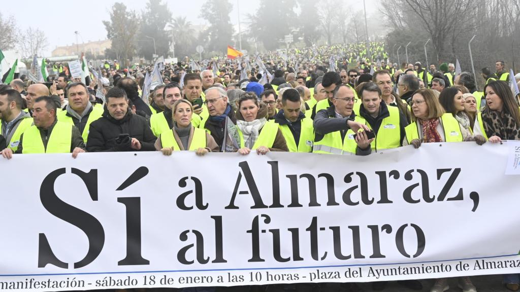 Manifestantes marchan desde la Plaza del Ayuntamiento de Almaraz hasta las puertas de la central nuclear