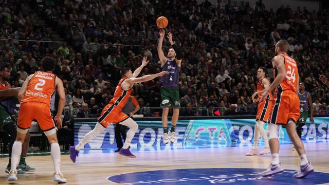 Tayler Kalinoski lanza a canasta durante el Unicaja vs. Valencia Basket