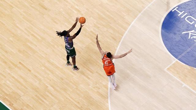 Kendrick Perry lanza a canasta contra el Valencia Basket