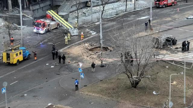 Daños producidos en una calle de Kiev por la caída de uno de los misiles lanzados por Rusia