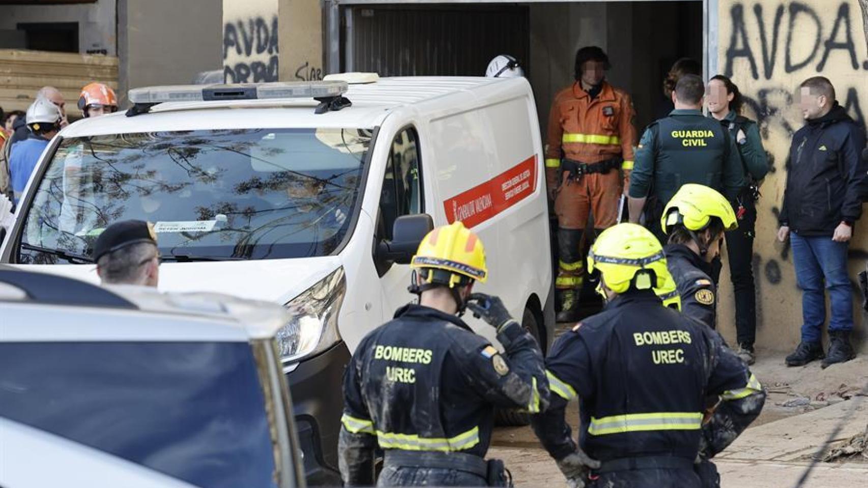 Un muerto y un herido en la zona cero de la dana al derrumbarse la escalera de un parking en Benetússer