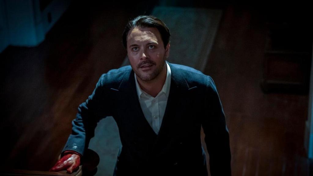 Jack Huston en una escena del primer episodio de la segunda temporada de 'Las brujas de Mayfair'.