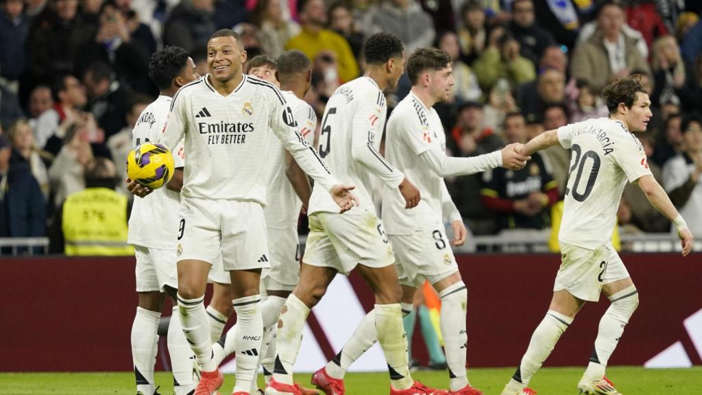 Mbappé celebra con sus compañeros uno de los goles marcados ante Las Palmas.