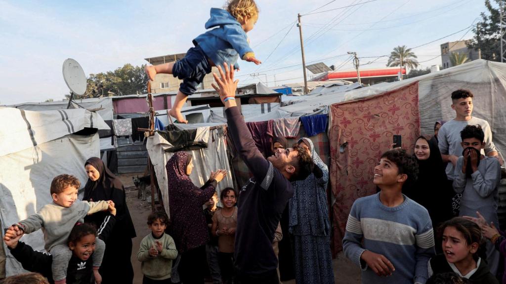 Un hombre celebra en un campamento de refugiados el alto el fuego entre Israel y Hamás, en Deir Al-Balah, en el centro de la Franja de Gaza.