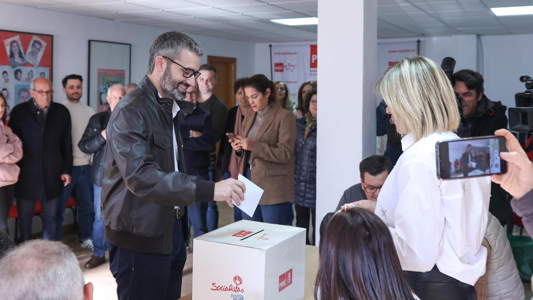 Lucas, candidato oficialista de Ferraz, gana las primarias con el 54% de los votos y dirigirá a un PSOE dividido en Murcia