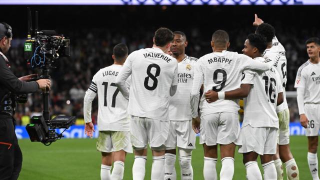 Los jugadores del Real Madrid celebran el gol de Fede Valverde antes de ser anulado ante la UD Las Palmas.