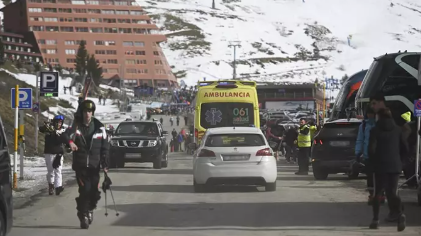 Dos hermanos, uno de ellos menor de edad, ingresados en el hospital por el accidente del telesilla de Astún