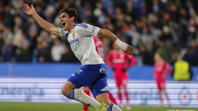 Iván Azón celebra el empate.